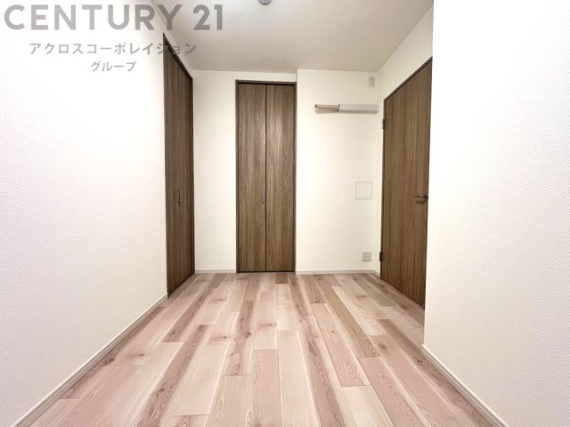 明るい色合いのフローリングとクロスを使用した洋室は家具やインテリアとも調和しやすく空間が広く感じられ開放感を生み出します。自然光を効果的に反射し、室内を明るく保つため、日中の照明使用を抑えられます。