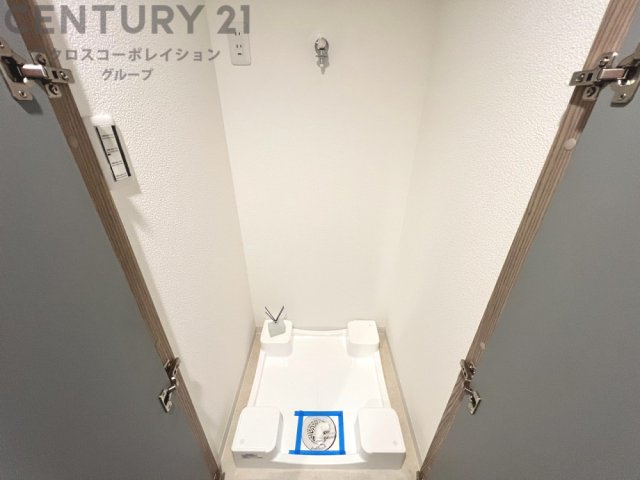 洗濯物の仕分け作業がしやすく、整理整頓が容易になります。洗濯音や湿気を他の部屋に持ち込まず、生活環境を快適に保ちます。上部を活用すれば収納スペースを確保でき洗剤や洗濯用品の整理もしやすくなります。