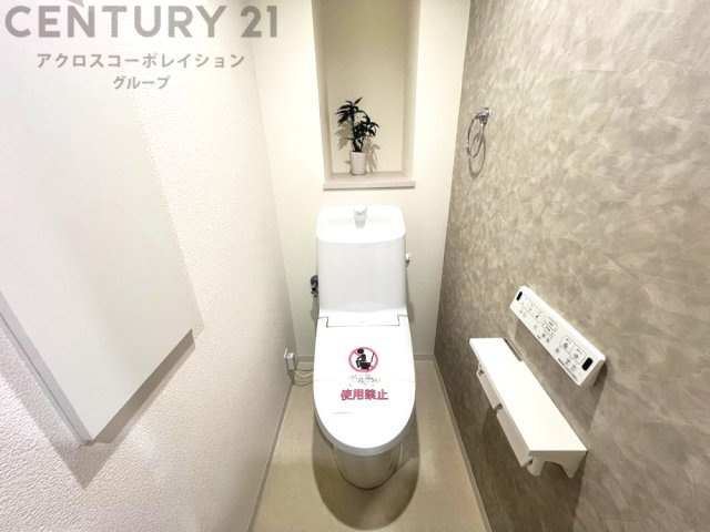 温水洗浄便座付トイレは温水洗浄機能により、暖かい水でおしりを洗浄することができ、冷たい水を使う従来の便座に比べ、温水洗浄機能で暖かいトイレを提供し、快適な使用を可能にします。
