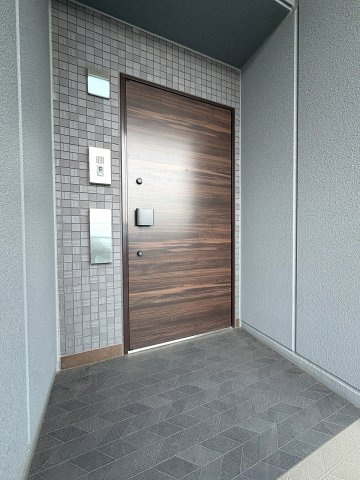玄関前にゆとりを確保した、プライバシー性の高い設計。