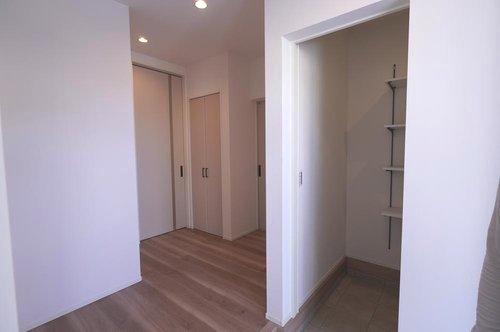 1号棟　玄関ホールからすぐに洗面所へと続く扉