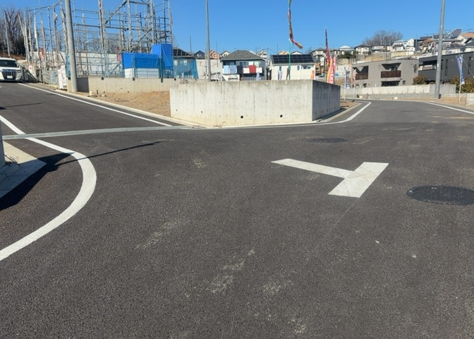 土地の形が極端に長細かったり、狭小地、あるいは道路との高低差がある傾斜地だった場合、後々売ろうとしても買い手がつかない場合もあります。後々、売却することになった時に価値の下がらない土地を選びましょう。