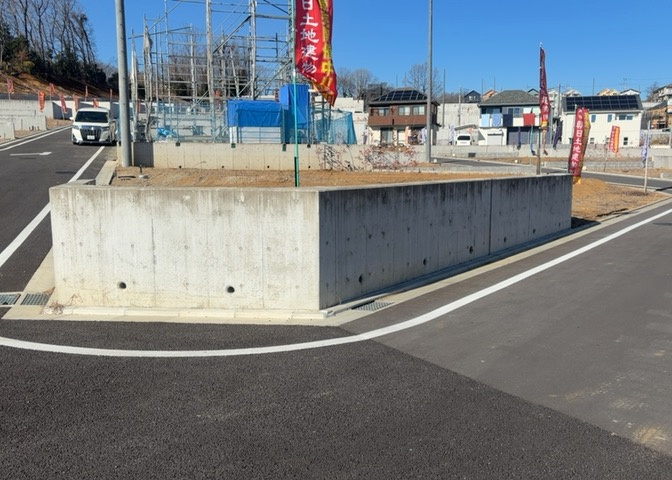 土地の面積＝住宅面積ではありません。建ぺい率の問題などで、土地のある場所によって住宅を建てられる面積は限られています。高さもしかり、「土地」という言葉の中には、建築条件も含まれると考えておきましょう。