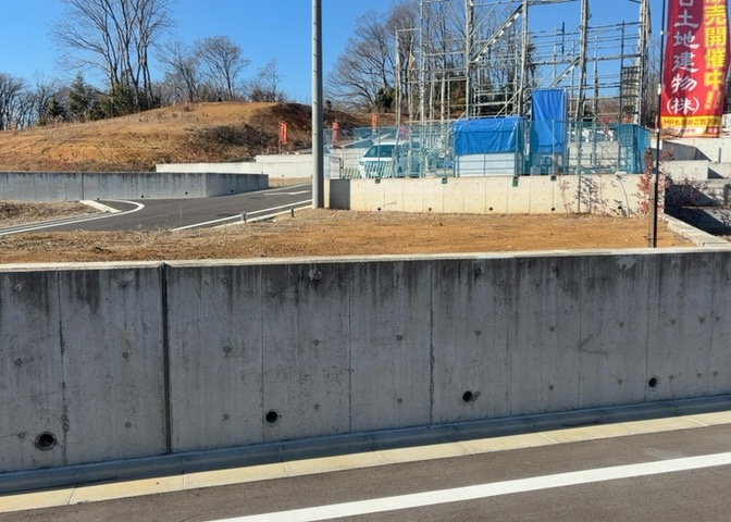 家を建てる場合、方位は要チェックです。現実的に日当たりのよい家ならばリビングは南側、建築基準法でも北側に当たる家への配慮は求められています。土地を見学に行く際は、方位磁針を持って行くようにしましょう。