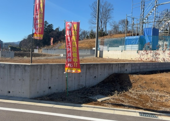 土地を買う際、住む地域の自治体や福祉の補助制度にも注目してみましょう。子供や老人の医療補助やゴミ出しのルールなど、自治体によってルールに大きな違いがあるため、暮らしやすい土地で判断するとよいでしょう。