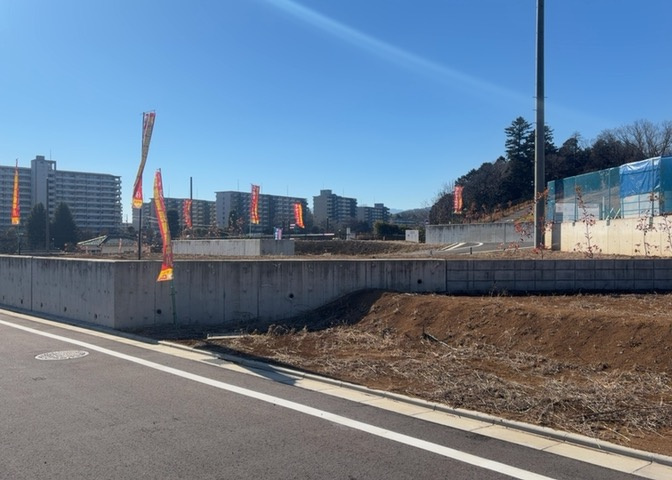 土地の前の道路に消火栓が設置されていることがあります。この場合、道路交通法第45条第1項により、駐車禁止の場所が指定されています。そのため、車庫などの駐車スペースをつくることができない場合があります。