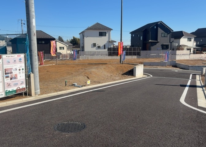 現地に行くなら、物件の周囲の地形がどうなっているかを見ることも大切です。周辺より低くなっている土地では、大雨などで水が集まりやすいため、地盤が弱くなっているということも考えられるため、注意が必要です。