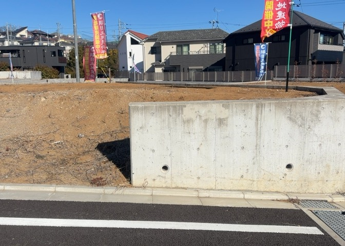 人が暮らすうえで日光は大切な要素となります。日当たりの良さは譲れないポイントですね。併せて近くに大きな建築物の建築予定がないか、あるいはそれが可能な土地が近くにないか事前に確認することもお勧めします。