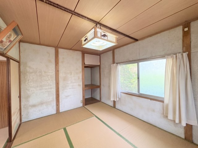 畳の温もりを感じられる、落ち着いた雰囲気の和室です。窓が設けられているため自然光を取り込みやすく、換気もしやすい空間。床の間を思わせるスペースもあり、和室ならではの趣を感じられます。