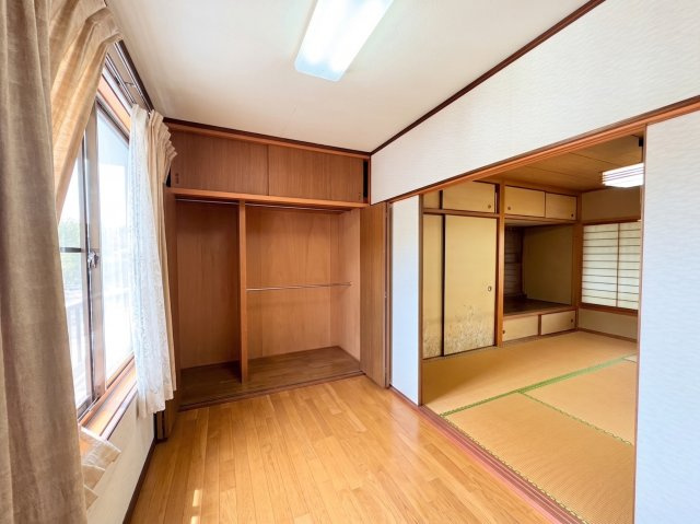 大きな窓から自然光が入り、窓を開ければ心地よい風も取り込みやすい空間。壁面には大容量の収納スペースが設けられており、衣類や季節用品などをまとめて整理できます。幅広い用途に対応します。