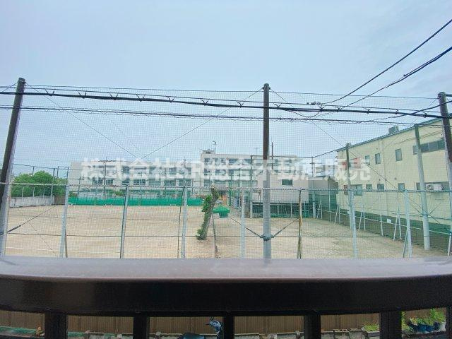 布施中学校が目の前です。