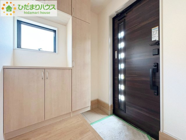 毎日「行ってきます」「ただいま」をいう玄関は小窓付で、明るく光が差し込みます。