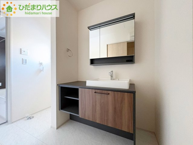 ゆったりとした洗面所には物入れを完備！タオルや洗剤をしまえます(^^)/