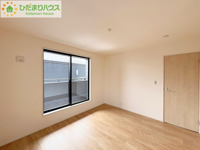 バルコニーに面していて、たっぷり光りの入る明るい主寝室です！