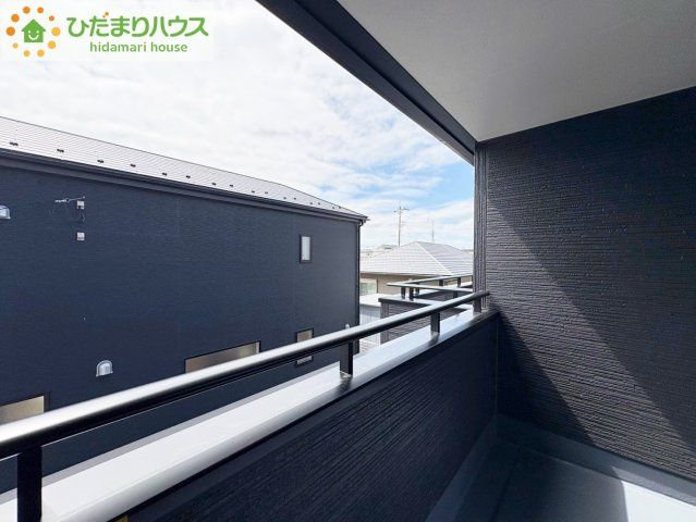 広々としたバルコニー。お洗濯物もぜーんぶ干せちゃいます！！