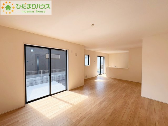 大きな窓から差し込む光で日中は電気いらず♪