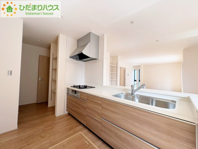 リビングを見渡せるキッチンはお子様を見ながらでも料理が出来て安心ですね☆