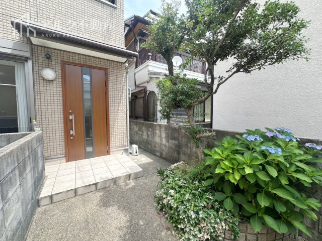 軽量鉄骨造2階建