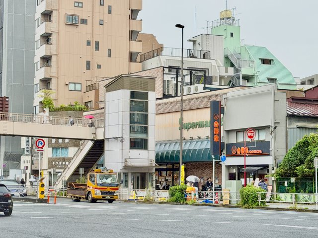 駅前にはスーパーがあります。