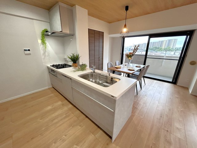 ☆Kitchen☆シンプルでありながら意匠性が高いシステムキッチン。　機能性・収納性に優れた仕様で、毎日のお料理がワクワクできる時間に♪
