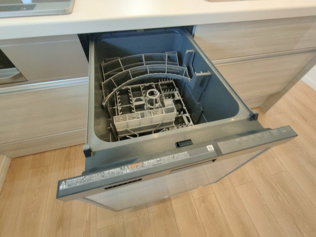 【食洗機】　ビルトイン食洗機付き。毎日の後片付けの手間が減り、家族との時間を増やせます。