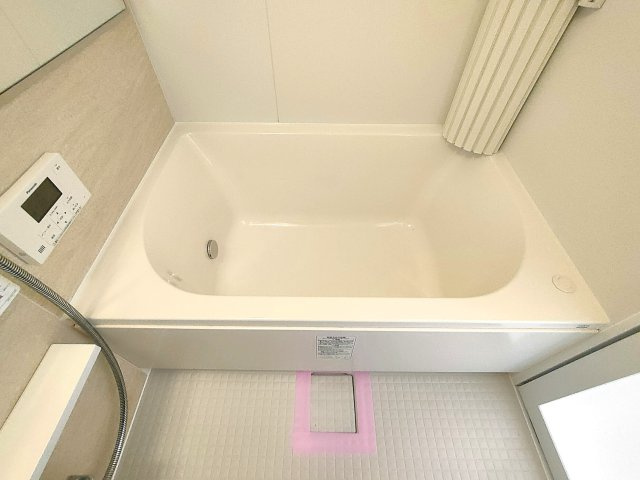 【浴室】　ゆったり浸かれる浴槽。浴室乾燥暖房機・追焚機能付き。快適なバスタイムをサポートします。