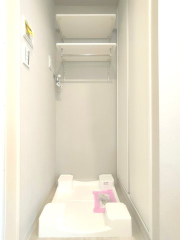 【室内洗濯機置き場】　上部に棚付きの室内洗濯機置き場。洗濯まわりをすっきり整えられ、家事がスムーズです。