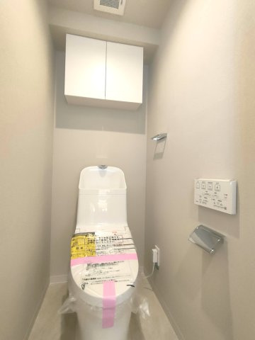 【トイレ】　吊戸棚付きで、清潔感のある落ち着いた空間です。トイレは温水洗浄便座付です。
