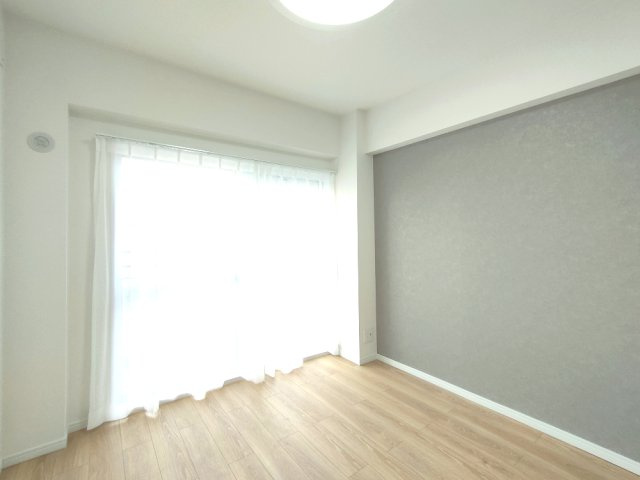 【洋室？約5.0帖】　大きな窓から光が差し込む明るい洋室。アクセントクロスがお部屋に彩りを添えます。