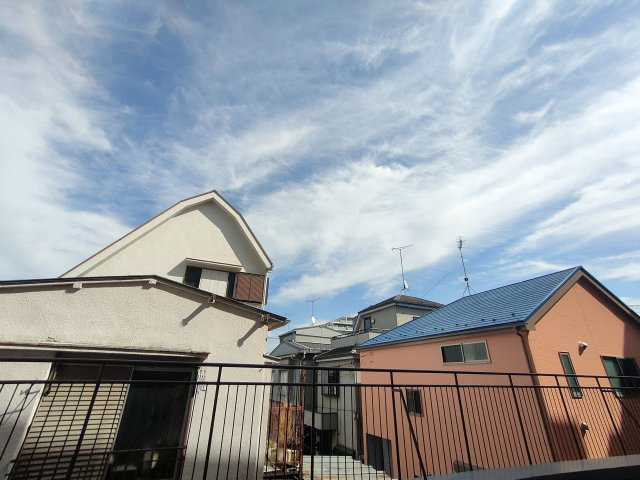 【眺望】　2階からの眺望。青空が広がる開放的な景色が、日々の暮らしに彩りを添えます。