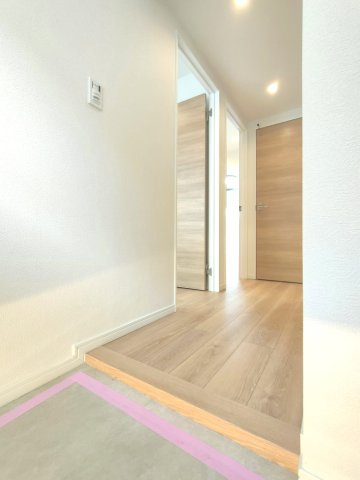 　【廊下】　居室をつなぐ室内廊下。美しい木目が暮らしに温もりと安心感を与えてくれます。