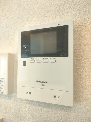 【TVモニター付きインターホン】　来訪者を映像で確認できるので、在宅時も安心して応対できます。