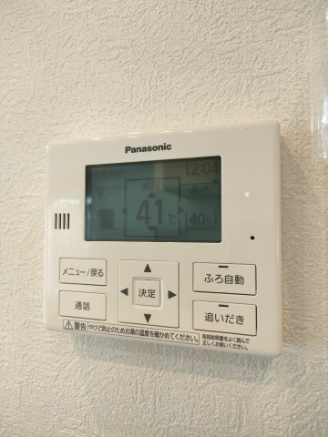 【給湯器】　給湯器のリモコンです。お湯の温度設定などを、手元で簡単に行うことができます。