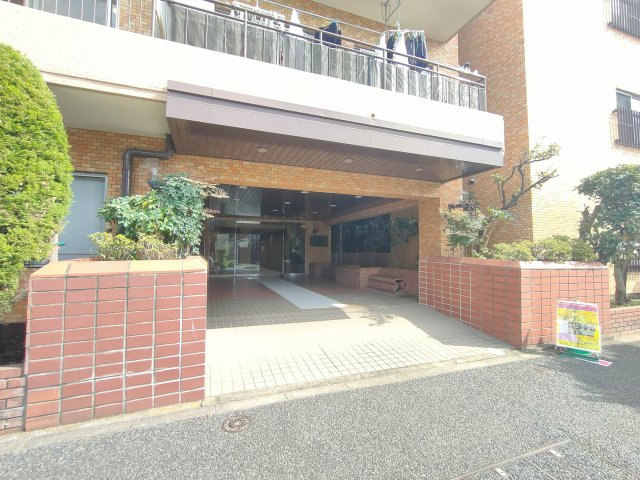 【エントランス】　植栽に彩られた落ち着いたエントランス。毎日の帰宅をあたたかく迎えてくれます。