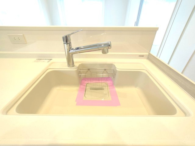 【シンク】　広々としたシンクで、大きなお鍋やたくさんの食器もゆとりをもって洗えます。