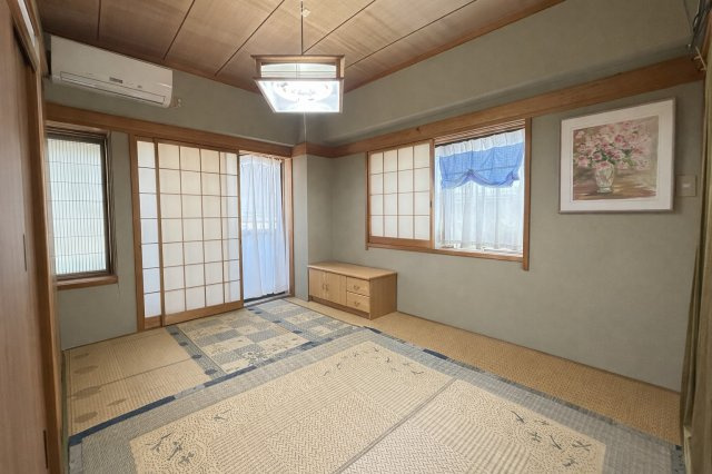 障子や和の意匠が美しい和室。窓からの採光もあり、明るく風通しの良い室内。寝室や客間としても利用でき、ライフスタイルに合わせた使い方が可能です。和室ならではの落ち着いた雰囲気で、ゆったりとした時間を。
