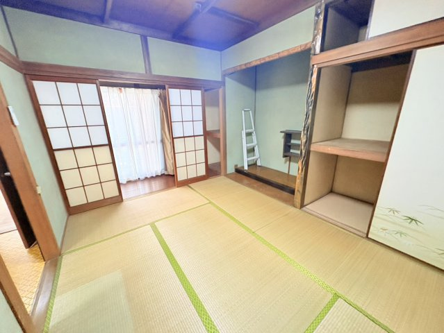 約6帖の和室は、畳のぬくもりを感じられる落ち着いた空間です。床の間や押入を備え、来客用やくつろの場として幅広く活用可能。ダイニングと隣接しているため、襖を開ければ開放感のある空間として利用できます。
