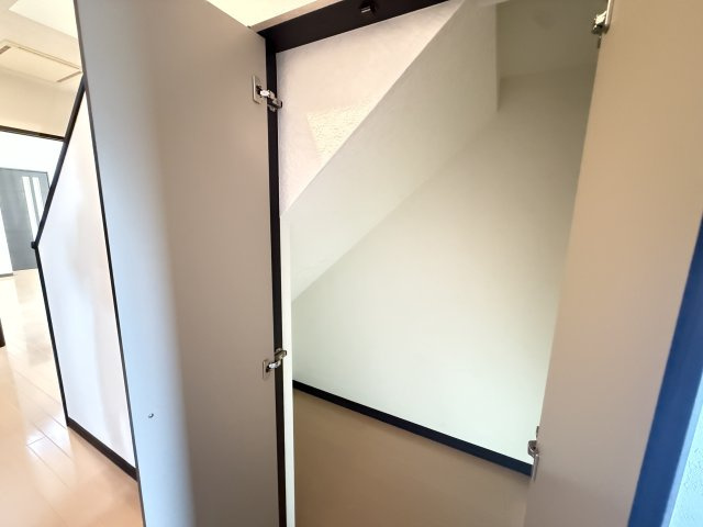 階段下収納です！収納豊富です♪