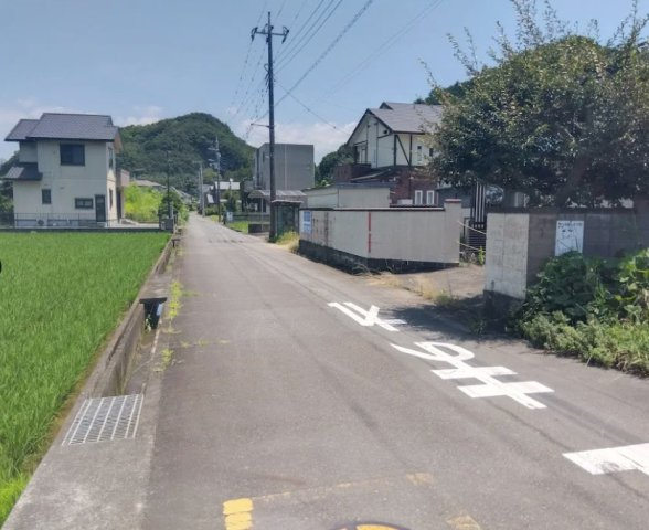 前面道路が広く、開放感のある立地が魅力の売土地です。　陽当たりも良く、落ち着いた街並みの中でゆったりとした新生活を始められます。