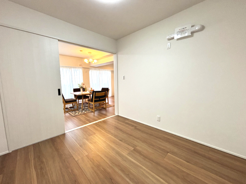 プライベートなお部屋では静かに時を過ごしたい。読書をして、物思いにふける・・光りに満たされた安らぎの空間を演出しています。