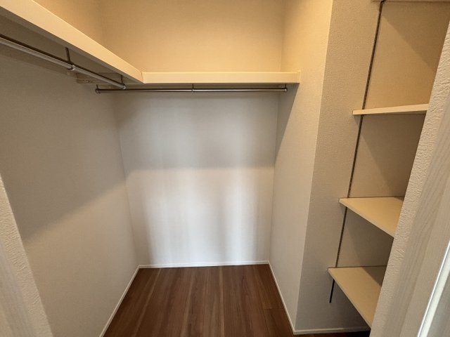 ウォークインクローゼット　収納豊富です♪