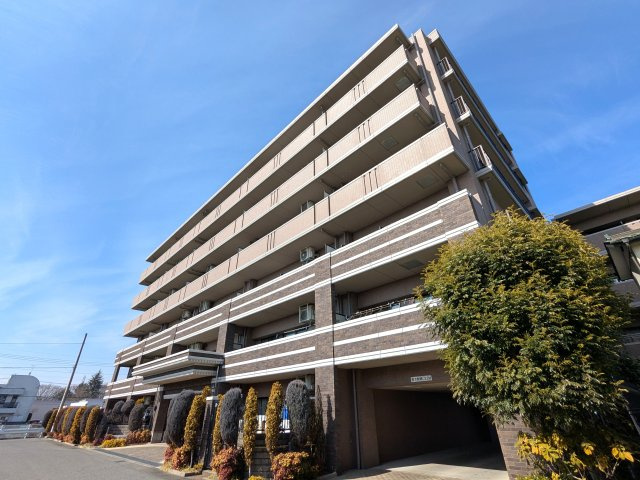 緑と街並みと調和したデザインです