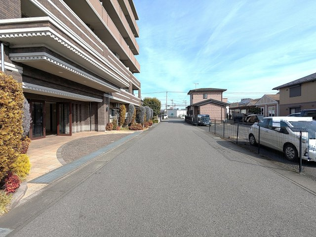 前面道路は幅員6メートルあります