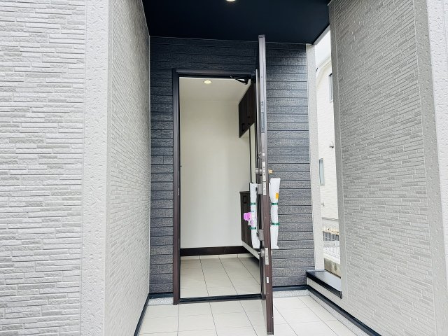 ～玄関は安心のWロックキーを採用～