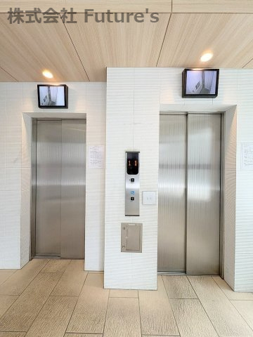 防犯カメラ付きのエレベーターを2基完備。朝夕の混雑時も待ち時間が少なく快適です。