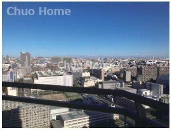 手を伸ばせば、ふれることが出来そうな環境が、そのままインテリアになったような印象です。その豊かな眺望にふさわしい空間には、通風・採光にも優れ、心地よい光と風があふれています