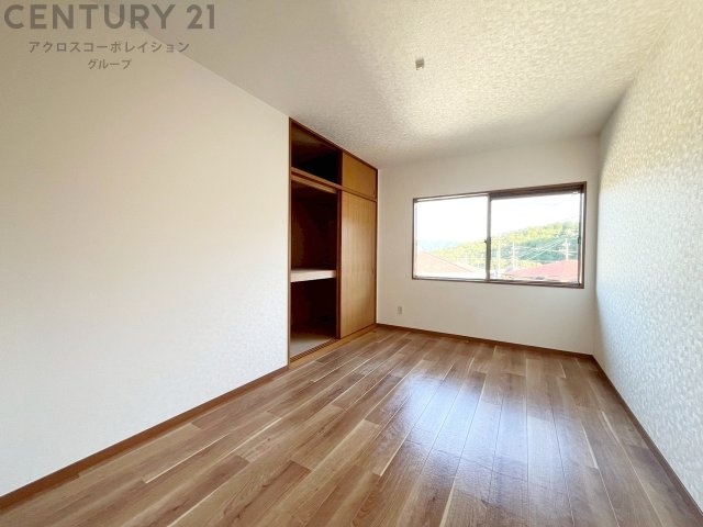 子供部屋…創造性や成長を促す遊びの空間を提供。学習や趣味に集中できる環境を整えます。個別のプライベートスペースは自己表現と自立心を育み、心地よい睡眠環境を整えリラックスできる場所を提供。