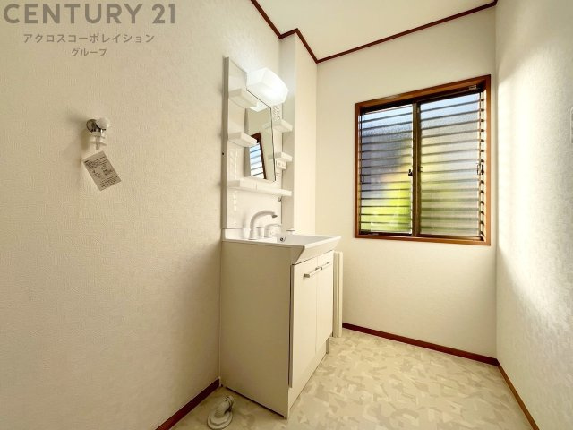 衣服の収納や脱ぎ着や整理整頓がしやすく、湿った衣類を乾燥させるスペースがありカビや臭いの発生を防ぎます。床の汚れを他の部屋に持ち込まず清潔を保つことができます。また快適な入浴環境の整備にも役立ちます。