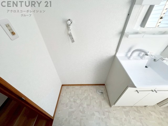 洗濯物の仕分け作業がしやすく、整理整頓が容易になります。洗濯音や湿気を他の部屋に持ち込まず、生活環境を快適に保ちます。上部を活用すれば収納スペースを確保でき洗剤や洗濯用品の整理もしやすくなります。