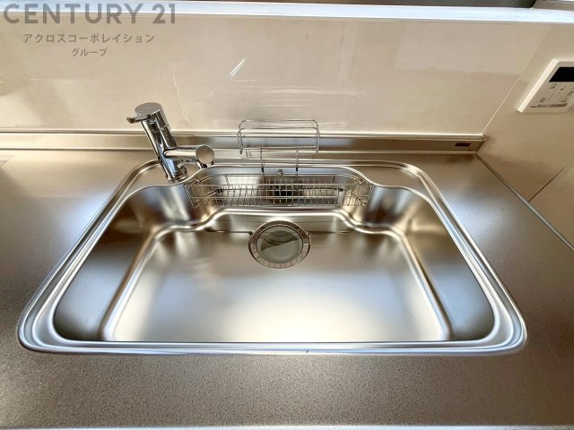 大きなシンクでお鍋などの大きな調理器具を洗う際にも便利です。